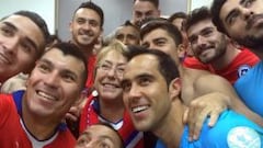 La Roja celebró con la Presidenta Michelle Bachelet en camarines