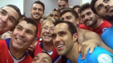 La Presidenta Bachelet compartió con los jugadores de la Roja tras el triunfo sobre Ecuador.