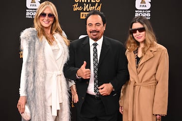 El ex futbolista mexicano Hugo Sánchez con sus acompañantes.