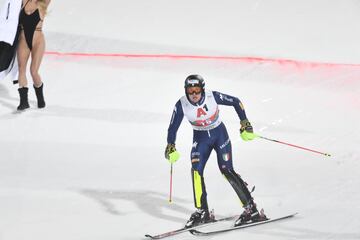 La 'streaker' californiana de la Champions, Kinsey Wolanski, irrumpe en bañador el descenso de Schladming, de la Copa del Mundo de Esquí Alpino en Austria, con un mensaje de recuerdo a Kobe Bryant.