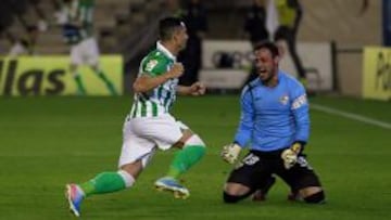 El delantero del Real Betis, Rub&eacute;n Castro (i), celebra su gol, segundo del equipo, junto al portero portugu&eacute;s Beto, del Sevilla FC.