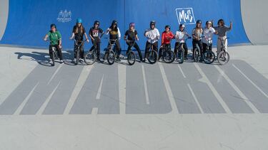 Varias chicas posan ante unas letras gigantes de Madrid, en el park del Madrid Urban Sports, con sus bicis.
