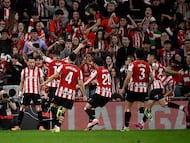 Athletic Bilbao's Spanish forward #07 Alex Berenguer (L) celebrates scoring his team's first goal with teammates during the Spanish league football match between Athletic Club Bilbao and Club Atletico de Madrid at San Mames Stadium in Bilbao on December 6, 2025. (Photo by ANDER GILLENEA / AFP)