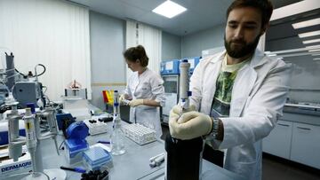 Dos t&eacute;cnicos trabajan en el laboratorio antidopaje de Mosc&uacute;.