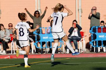 BARCELONA, 17/12/2023.- La defensa del Real Madrid Olga Carmona (d) celebra tras marcar el 0-2 desde el punto de pennalti durante el partido de la Liga F entre Levante de las Planas y el Real Madrid, este domingo, en Sant Joan D'Espi, Barcelona. EFE/ Toni Albir