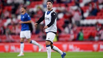 Moya, calentando ante el Athletic