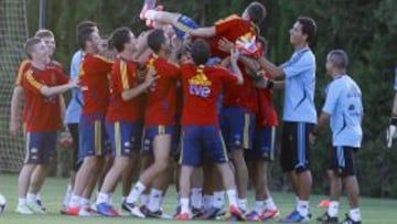 Jordi Alba, manteado ayer por sus compañeros en Montecastillo.