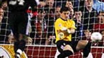 <B>A BOCAJARRO.</b> Los reflejos de Iker salvaron al Madrid de un resultado más amplio a favor del Manchester.