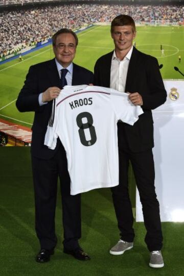 La presentación de Toni Kroos con el Real Madrid, con Florentino Perez