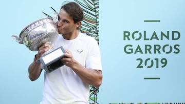 Rafael Nadal besa el trofeo de campe&oacute;n de Roland Garros.