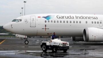 Buscan el teléfono robado de un pasajero y toda la tripulación del avión acaba suspendida