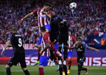 1-0. Saúl Ñíguez scores the first goal for Atlético.