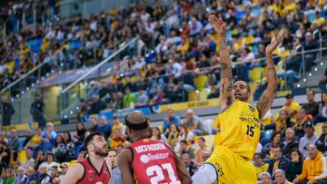 Sylven Landesberg (d) del Dreamland Gran Canaria lanza a canasta ante el Casademont Zaragoza este sábado, durante el partido de la jornada 24 de la Liga Endesa, que disputan en el Gran Canaria Arena.