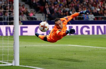 David Ospina es el portero titular de la selección de Colombia, pero en Londres su sitio es otro. Durante los últimos años en el Arsenal de Arsene Wenger, los porteros le ganaban el puesto de titular. Peter Cech le acabó cerrando el paso y para colmo este verano han decidido traer a un portero de gran nivel como es el alemán Bernd Leno, por lo que se espera que salga en busca de un club que cuente con él si no quiere ser el tercer portero en el Emirates Stadium.