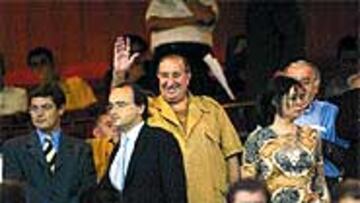 <b>VOLVIÓ AL ESTADO 130 DÍAS DESPUÉS</B>. Gil volvió ayer al Calderón a ver en directo al Atlético. No lo hacía desde el día del Centenario, el 26 de abril, ante Osasuna.