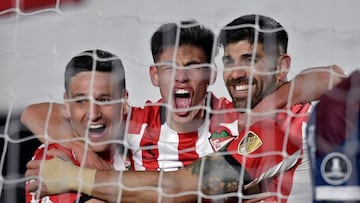 Argentina's Estudiantes de La Plata Franco Zapiola (C) celebrates after scoring against Brazil's Fortaleza during the Copa Libertadores football tournament round of sixteen second leg match at the Jorge Luis Hirschi stadium in La Plata, Argentina, on July 7, 2022. (Photo by JUAN MABROMATA / AFP)