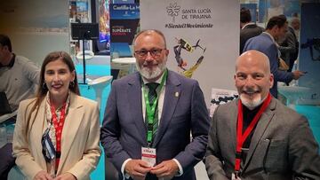 El alcalde de Santa Lucía de Tirajana, Francisco García; Julio Ojeda, primer teniente de alcalde y concejal de Actividad Física y Deportes; y Verónica Suárez, concejal de Turismo y Comercio. En FITUR 2025.