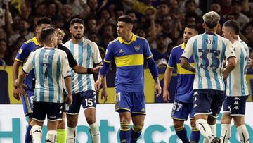 Racing Club's forward Gabriel Hauche (L) argues with Boca Juniors' midfielder Martin Payero (C) during the Argentine Professional Football League Tournament 2023 match at La Bombonera stadium in Buenos Aires, on April 30, 2023. (Photo by ALEJANDRO PAGNI / AFP)