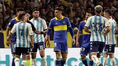 Racing Club's forward Gabriel Hauche (L) argues with Boca Juniors' midfielder Martin Payero (C) during the Argentine Professional Football League Tournament 2023 match at La Bombonera stadium in Buenos Aires, on April 30, 2023. (Photo by ALEJANDRO PAGNI / AFP)