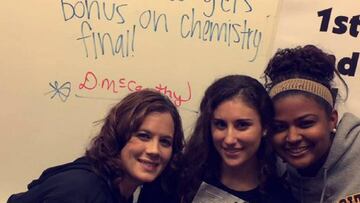 Tres estudiantes posan con una foto de Roger Federer tras pedirle que les ayudase a subir nota en Química.