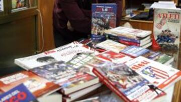 Tsunami rojiblanco. En el mostrador de Esteban Sanz todos los títulos del Atleti que hay en la librería.