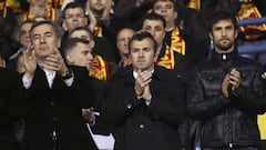 Montenegro&#039;s Prime Minister Milo Djukanovic (L), former soccer star Dejan Savicevic (C) and Mirko Vucinic watch their 2010 World Cup qualifying soccer match against Italy in Podgorica March 28, 2009.  REUTERS/Stevo Vasiljevic (MONTENEGRO)