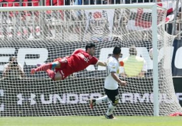 Esteban Paredes es odiado por los hinchas azules por sus goles y algunas declaraciones contra Universidad de Chile. Johnny Herrera es una de sus víctimas preferidas.