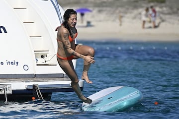 Algunas futbolistas de la selección española están disfrutando de un merecido descanso en las aguas de Ibiza. Alexia Putellas, Jenni Hermoso, Misa Rodríguez... ya están de vacaciones. 