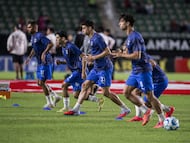 Jugadores de Monterrey realizan el calentamiento previo al partido contra Mazatlán.