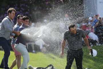 Golfistas italianos rocían en champán a Francesco Molinari tras la victoria de éste en el BMW PGA Championship en Wentworth, Inglaterra