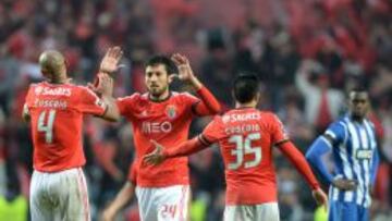 El Benfica homenajea a Eusebio y vence al Oporto en el Clásico
