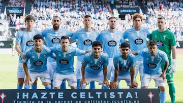 La alineación titular del Celta posa antes del inicio del partido contra el Villarreal en la 33ª jornada de LaLiga EA Sports.