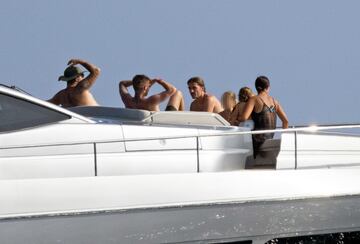 Antoine Griezmann con su familia en un barco en alta mar.