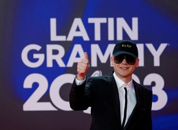 Bizarrap posa durante el photocall previo a la gala de entrega de los Latin Grammy 2023, en el Palacio de Congresos de Sevilla.