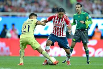 El 'Gullit' Peña y Guerrero en la disputa del balón.