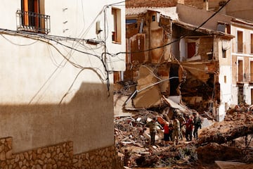 Encarna Rivero, de 88 años, y su marido José Tomás, de 89, son rescatados tras quedar varados en la casa de unos vecinos, después de que las fuertes lluvias provocaran inundaciones, en Letur, España.