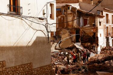 Encarna Rivero, de 88 años, y su marido José Tomás, de 89, son rescatados tras quedar varados en la casa de unos vecinos, después de que las fuertes lluvias provocaran inundaciones, en Letur, España.