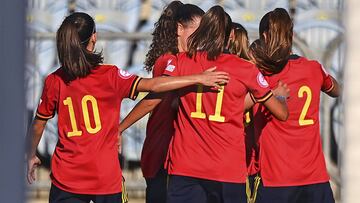 España remonta a Italia para debutar con victoria