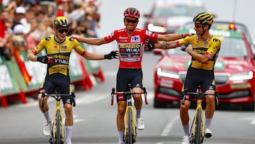 Sepp Kuss, con el maillot rojo, celebra su victoria virtual en la Vuelta a España 2023 con sus compañeros Jonas Vingegaard y Primoz Roglic, que le escoltarán en el podio. Foto: Sprint Cycling Agency