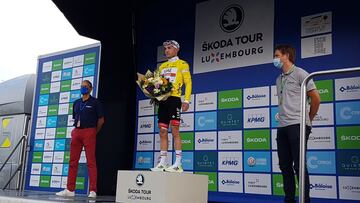 Marc Hirschi en el podio de la segunda etapa del Tour de Luxemburgo.
