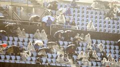 Aficionados del Celta siguen bajo la lluvia en la grada de R&iacute;o el partido contra el Legan&eacute;s. 