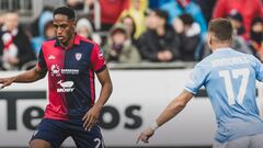 Yerry Mina, defensa colombiano de Cagliari en la derrota ante Lazio