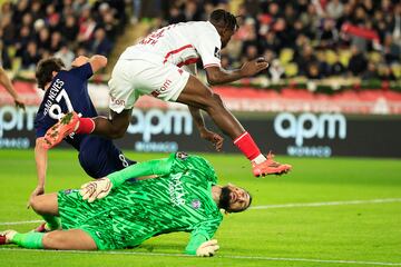 Wilfried Singo jugador del Mónaco golpeó con la bota el rostro de Donnarumma, el guardameta italiano fue atendido en el terreno de juego y no pudo continuar en el terreno de juego.