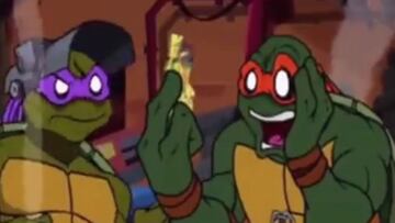 Donatello y Michelangelo se miran un trozo roto de la tabla de skate de Tony Hawk.