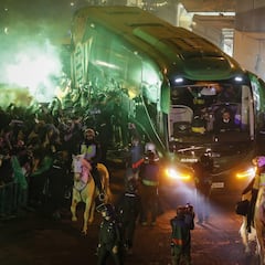 Así recibieron las aficiones a los autobuses del derbi