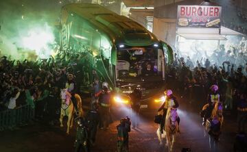 Miles de seguidores reciben a sus equipos a las puertas del Estadio Benito Villamarín.