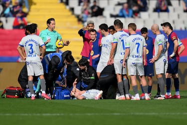 El jugador argentino del Deportivo Alavés, Tomás Conechny, es atendido sobre el terreno de juego tras el choque con Gavi.