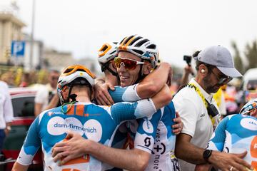 El ciclista Romain Bardet, del equipo DSM-Firmenich PostNL, celebrando la victoria junto a sus compañeros de equipo en la primera etapa del Tour transcurrida entre Florencia y Rimini.