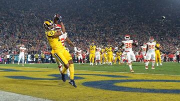 LOS ANGELES, CA - NOVEMBER 19: Robert Woods #17 of the Los Angeles Rams catches a pass from quarterback Jared Goff #16 (not pictured) to score a touchdown in the first quarter of the game against the Kansas City Chiefs at Los Angeles Memorial Coliseum on November 19, 2018 in Los Angeles, California.   Kevork Djansezian/Getty Images/AFP
 == FOR NEWSPAPERS, INTERNET, TELCOS &amp; TELEVISION USE ONLY ==