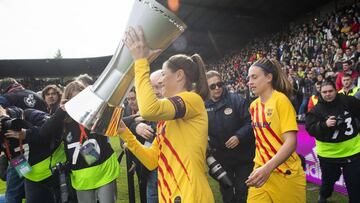 Vicky Losada y Alexia Putellas recogen el trofeo de la Supercopa el pasado mes de febrero. 